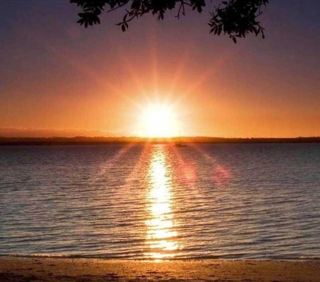 Sonnenaufgang oder Untergang am Meer