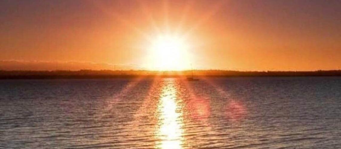 Sonnenschein vom Strand am Abend oder Morgen Sonnenaufgang oder Untergang am Meer
